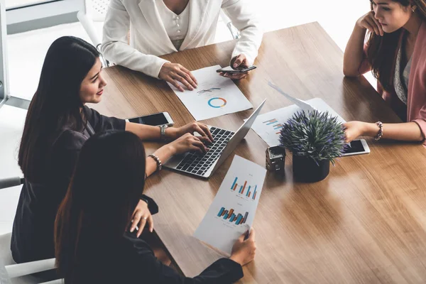 Femmes d'affaires en réunion, Ordinateur portable sur la table — Photo