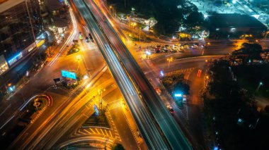 Metropolis şehir merkezinde gece yoğun karayolu kavşağı var.
