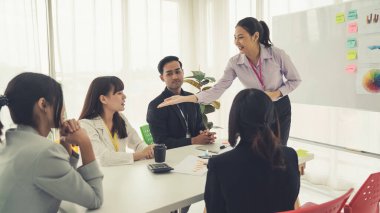 Yetenekli iş kadını takım liderinin iş projesi sunumu