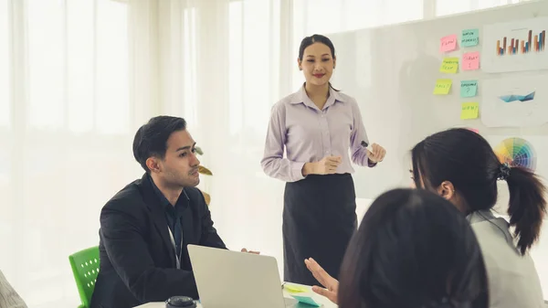 Yetenekli iş kadını takım liderinin iş projesi sunumu — Stok fotoğraf