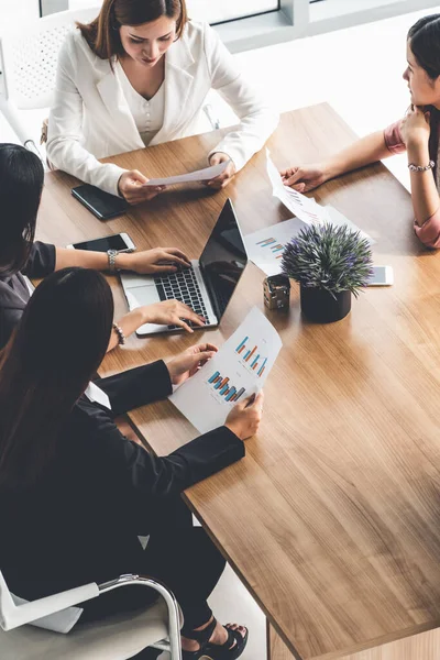 Mulheres de negócios em reunião, Computador portátil na mesa — Fotografia de Stock