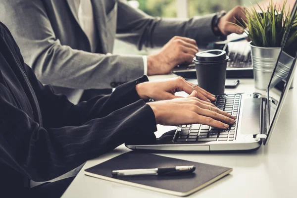 Empresario y empresaria que trabaja en el cargo. — Foto de Stock