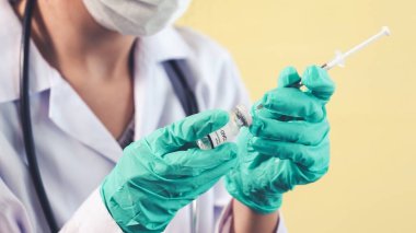 Yetenekli doktor aşıyı enjeksiyondan önce yeterince hazırlayın.