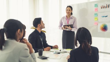 Yetenekli iş kadını takım liderinin iş projesi sunumu