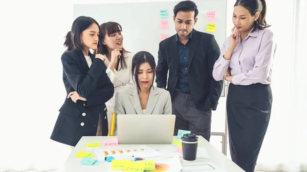 Zakenmensen bespreken vakkundig werkproject op computer — Stockfoto