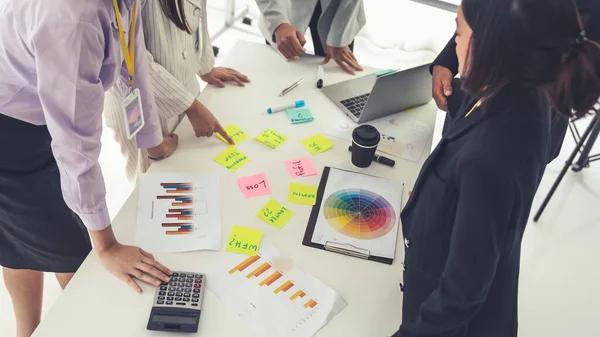 Empresarios discuten hábilmente el proyecto de trabajo en la mesa de reuniones — Foto de Stock