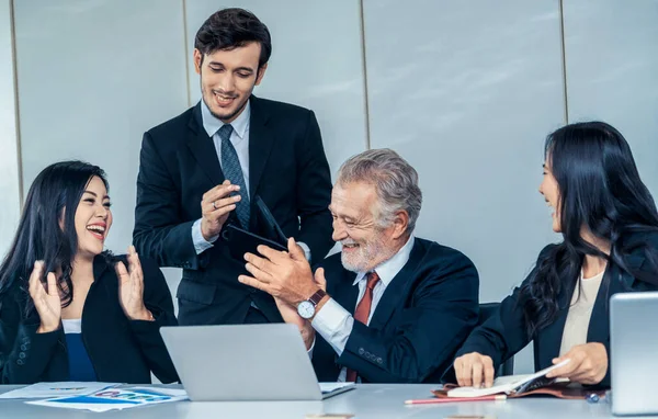 Zakenmensen, bedrijfsleider en werknemer in vergadering. — Stockfoto