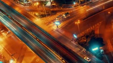 Metropolis şehir merkezinde gece vakti yoğun karayolu kavşağında zaman aşımı