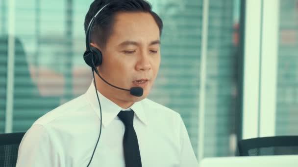 Podnikatel ve sluchátkách aktivně pracuje v kanceláři — Stock video