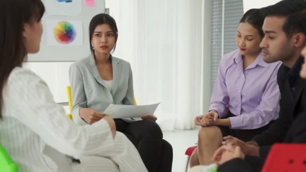 La gente de negocios discute hábilmente el proyecto de trabajo mientras se sienta en círculo — Vídeos de Stock
