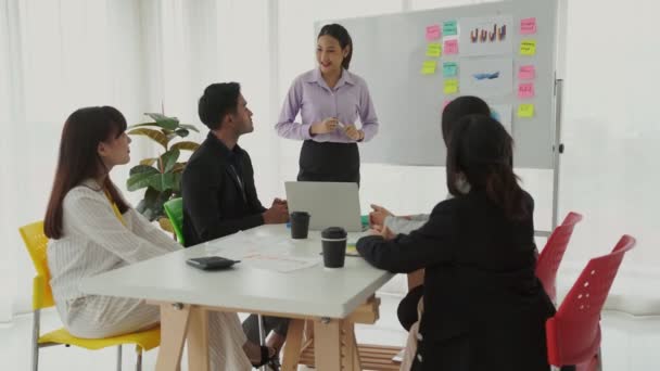 Presentación del proyecto empresarial a cargo de una experta empresaria líder de equipo — Vídeos de Stock