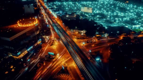 Zeitraffer eines vielbefahrenen Autobahnkreuzes in der Innenstadt in der Nacht — Stockvideo