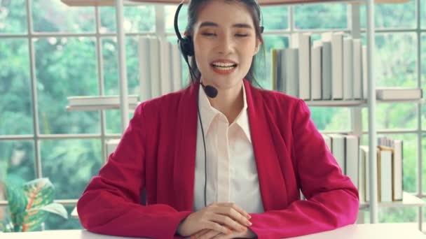 Video call camera view of businesswoman talks actively in videoconference — Stock Video