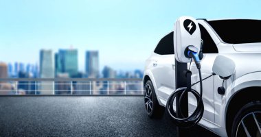 Yeşil enerji ve eko seyahat kavramında elektrikli araba şarj istasyonu
