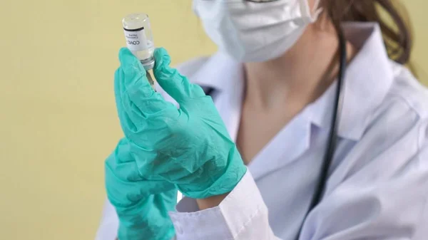 El médico competente prepara la vacuna con competencia antes de la inyección —  Fotos de Stock
