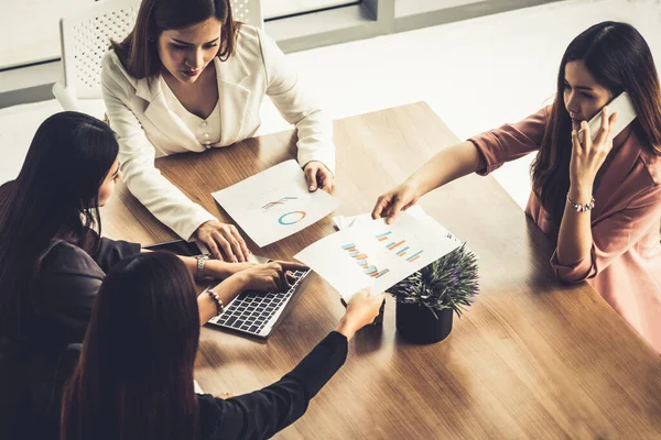 Mujeres de negocios en reunión, Ordenador portátil en la mesa —  Fotos de Stock