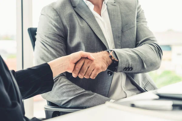 Empresário handshake empresária no escritório. — Fotografia de Stock