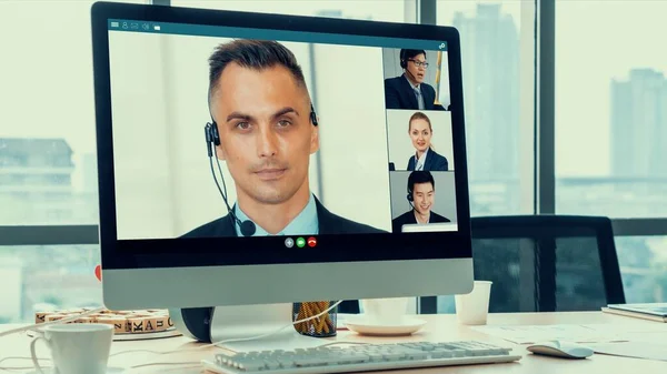가상 직장이나 외지 사무실에서 만나는 사람들에게 전화하는 비디오 — 스톡 사진