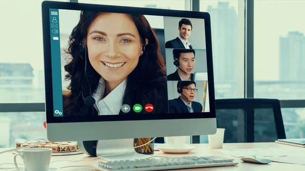 Videollamada reunión de gente de negocios en el lugar de trabajo virtual u oficina remota —  Fotos de Stock