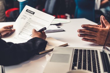 İnsan Kaynakları Müdürü CV özgeçmişini okudu