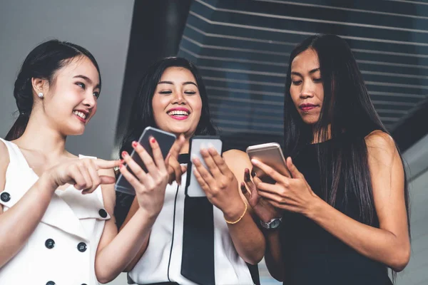 Tres mujeres amigos chatear con el dispositivo de teléfono móvil. —  Fotos de Stock