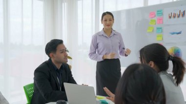 Yetenekli iş kadını takım liderinin iş projesi sunumu