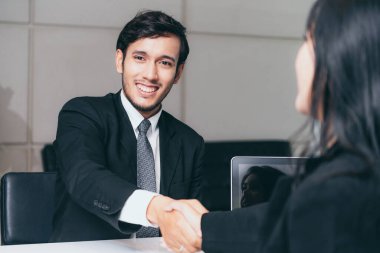 İş adamlarının el sıkışma anlaşması.