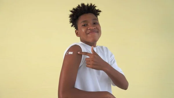 Afro-Amerikalı genç COVID-19 aşısını neşeyle gösteriyor. — Stok fotoğraf