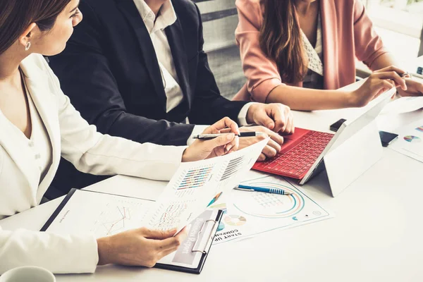 Empresarios y empresarias que trabajan en el cargo. — Foto de Stock