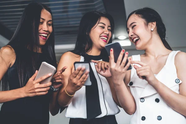 Tres mujeres amigos chatear con el dispositivo de teléfono móvil. —  Fotos de Stock