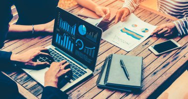 Yaratıcı bilgisayar yazılımı ile teknolojiyi analiz eden iş görsel verileri