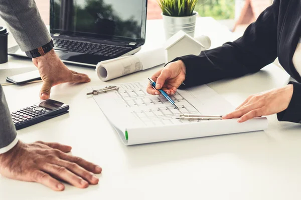 Arquitecto e ingeniero trabajando con dibujo. — Foto de Stock