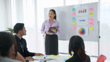 Yetenekli iş kadını takım liderinin iş projesi sunumu