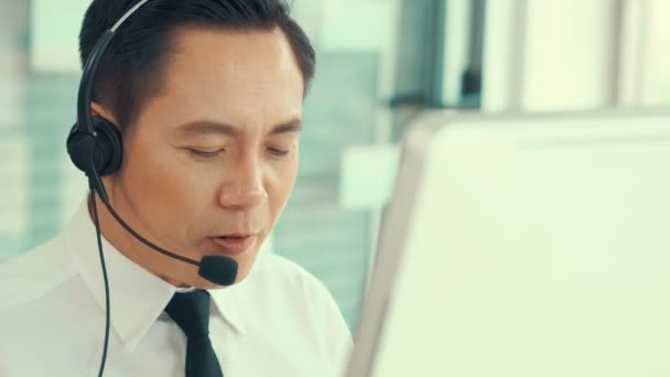 Geschäftsmann mit Headset arbeitet aktiv im Büro — Stockvideo