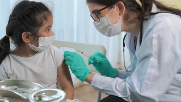 School meisje bezoekt bekwame arts in het ziekenhuis voor vaccinatie — Stockvideo