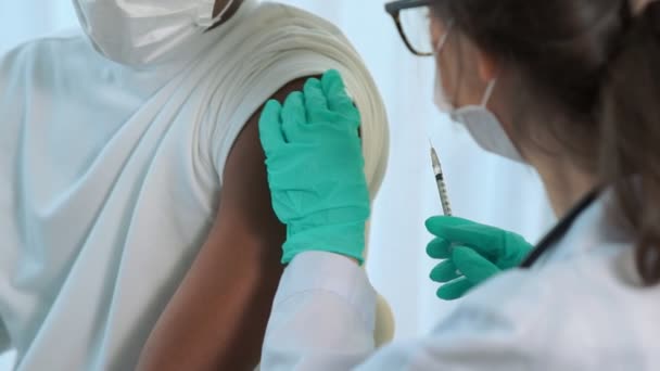 Junger Mann besucht geschickten Arzt im Krankenhaus zur Impfung — Stockvideo