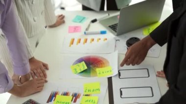 İş adamları iş projesini toplantı masasında yeterince tartıştılar