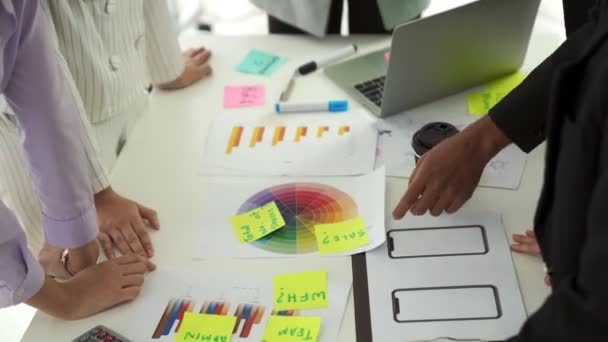 Empresarios discuten hábilmente el proyecto de trabajo en la mesa de reuniones — Vídeo de stock