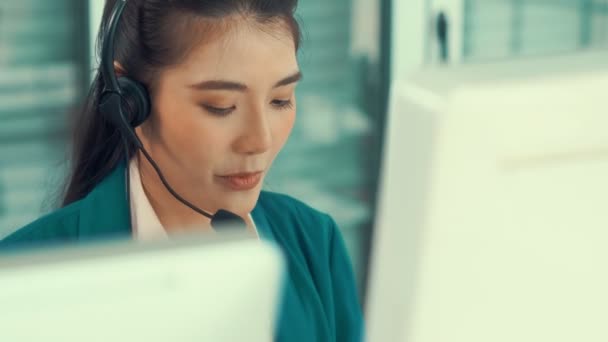 Pengusaha wanita mengenakan headset bekerja aktif di kantor — Stok Video