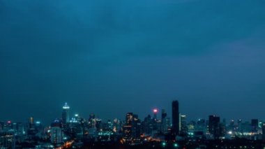Metropolis şehir merkezindeki hızlandırılmış gece manzarası ve yüksek binalar