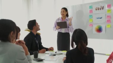 İş kadını, iş projesinde yeterlilikle yer alırsa ekipten kutlamalar aldı