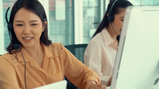 Podnikatelé nosí sluchátka pracující aktivně v kanceláři — Stock video