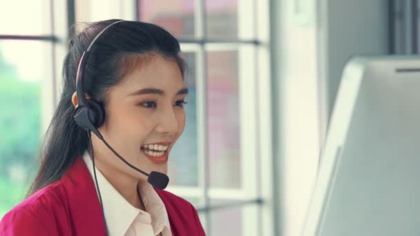 Geschäftsfrau mit Headset arbeitet aktiv im Büro — Stockvideo