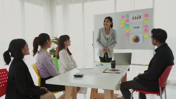 Empresaria hábilmente presente proyecto de trabajo recibe celebraciones del equipo — Vídeos de Stock