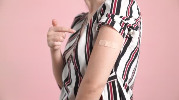 若いです女性ショーCOVID-19ワクチン包帯単に — ストック動画