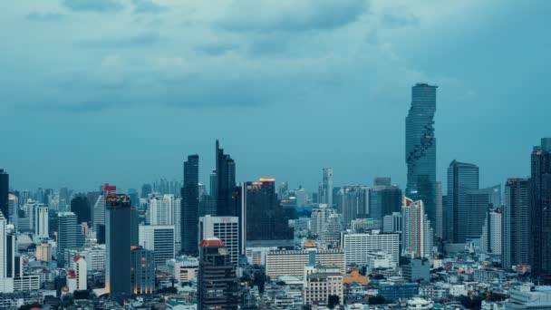 Temps de transition de jour et de nuit du paysage urbain et des bâtiments de la métropole — Video