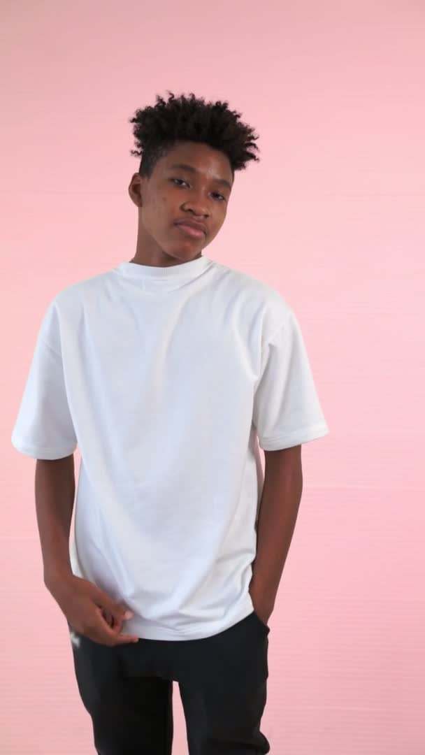 Vertical video de joven afroamericano adolescente retrato de plano medio — Vídeos de Stock