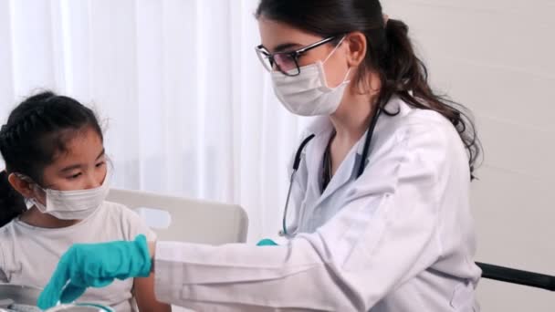 School meisje bezoekt bekwame arts in het ziekenhuis voor vaccinatie — Stockvideo
