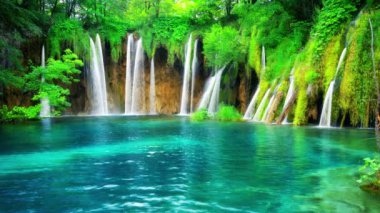 Plitvice Gölleri Hırvatistan 'daki şelale manzarasının kusursuz döngü sineması videosu