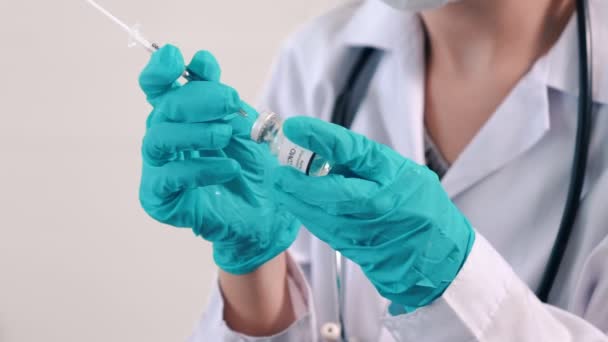 Umiejętny lekarz sprawnie przygotowuje szczepionkę przed wstrzyknięciem — Wideo stockowe